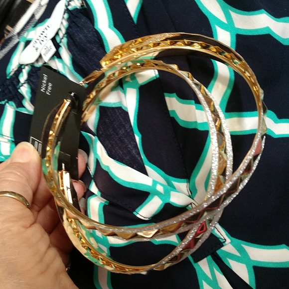 🆕 Large Hoop Earrings  Silvertone Goldtone Sparkling Leverback French Wire NWT - Picture 1 of 7